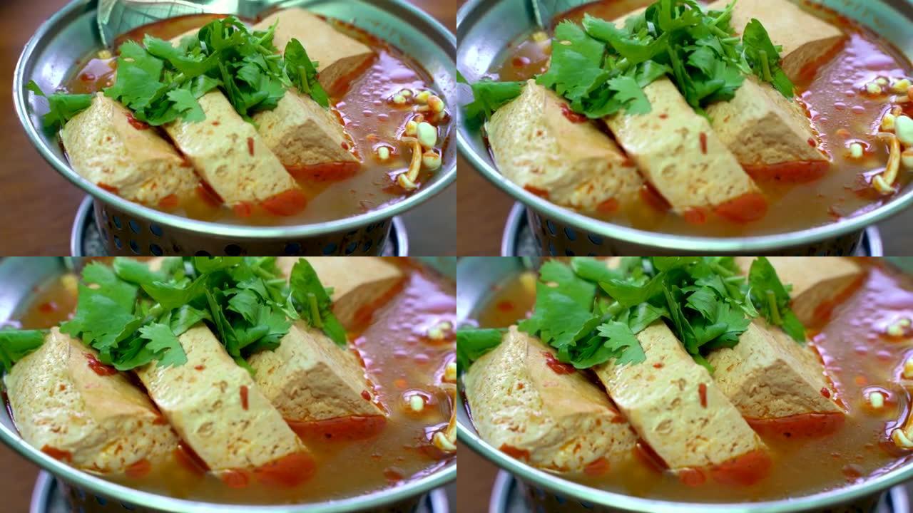 吃臭豆腐火锅配麻辣汤。