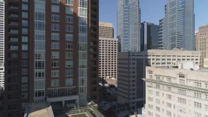 鸟瞰图费城市中心在一个阳光明媚的日子。复杂的电影上升和倾斜下加速摄像机运动。