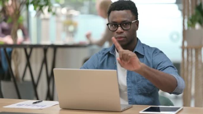 在现代办公室中，非洲年轻人没有用手指示意的手势