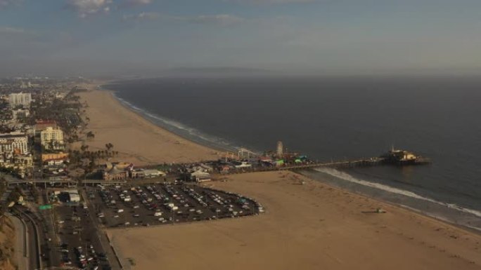 在加利福尼亚州洛杉矶的海滩上驾驶无人机