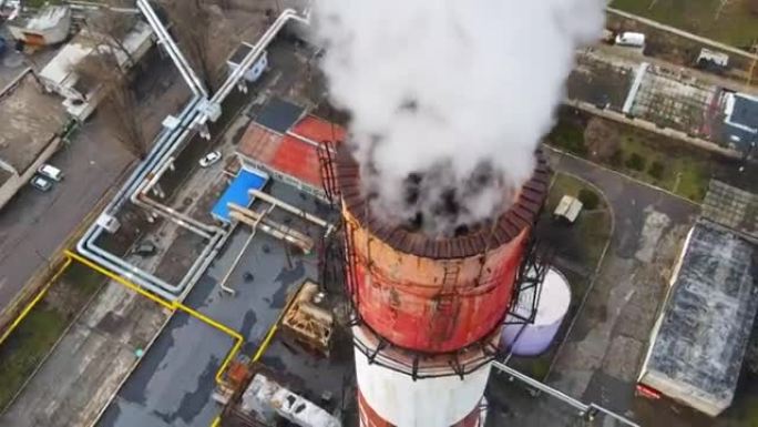 基希讷乌的空中无人机视图。热站的管子冒烟。背景上的城市景观。多云的天气。摩尔多瓦