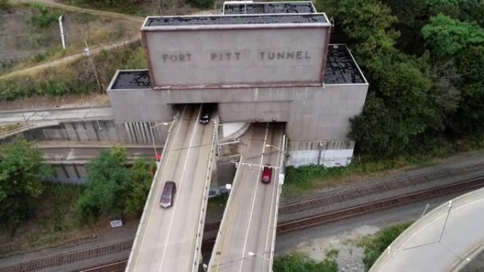 宾夕法尼亚州匹兹堡的皮特堡隧道和桥梁。背景中的流量