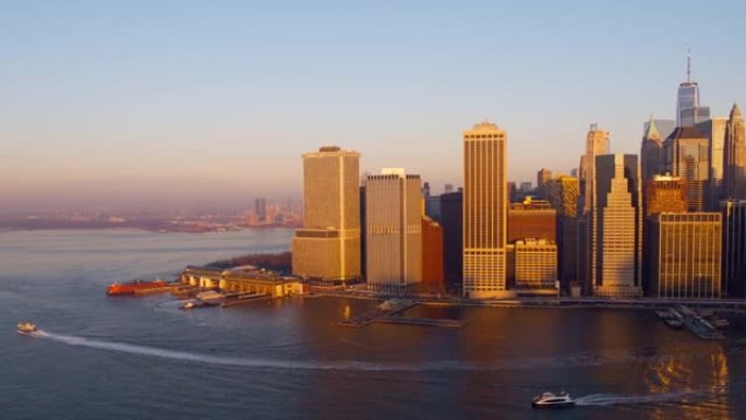 横跨东河的曼哈顿市中心鸟瞰图，船只从11号码头进出，史泰登岛渡轮从炮台海事出发。具有电影复杂的宽平移