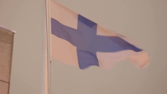 高高的旗杆上飘扬的芬兰国旗