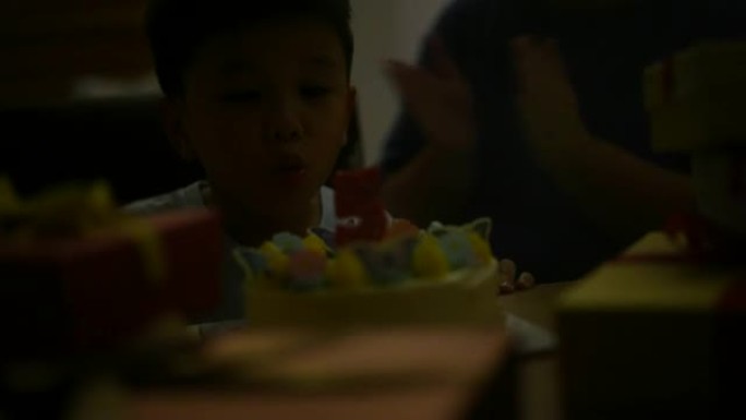 亚洲孩子带着他的生日蛋糕。庆祝和欢乐的概念