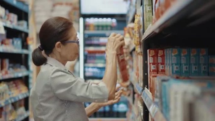 高级女性在超市内寻找产品