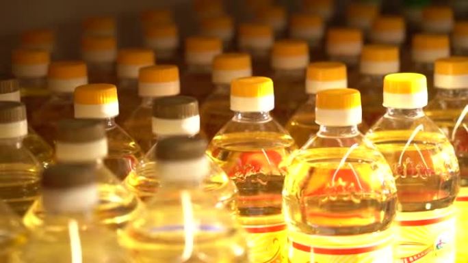 植物油在许多带盖的瓶子中都是金色的