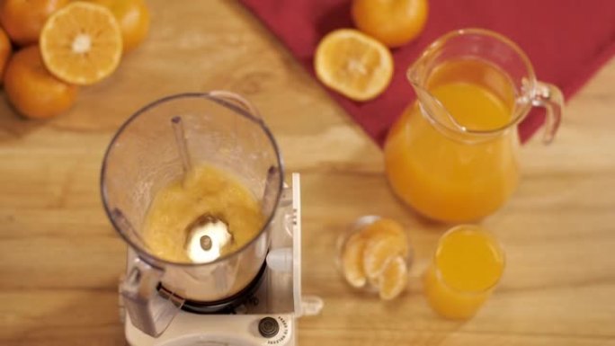 将新鲜橙汁制成开放式榨汁机混合罐-健康有机饮食