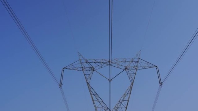 三相交流电流线的现代能源电站模式。带电阱的电塔。