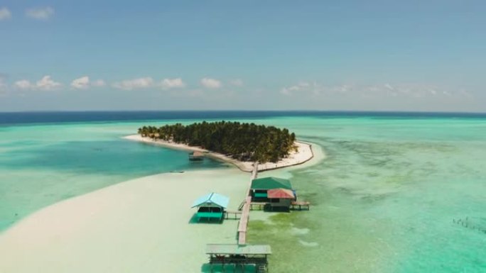 有海滩的热带岛屿和珊瑚礁的环礁。菲律宾奥诺克岛巴拉巴克