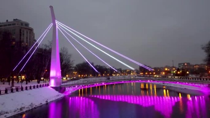 哈尔科夫市冬季河上的照明桥