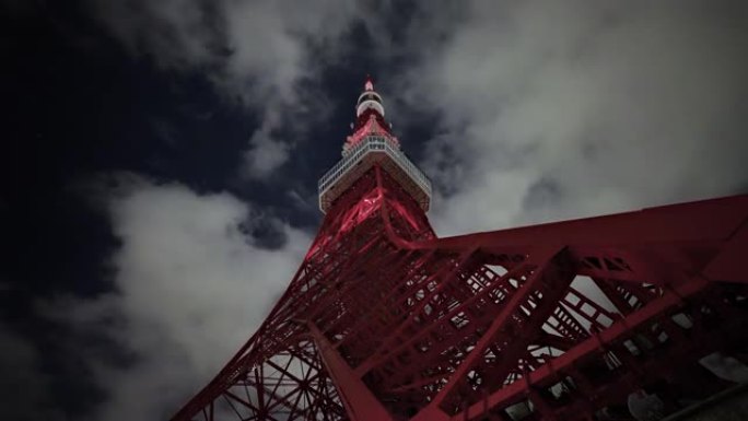 这是东京铁塔在午夜时分的时间流逝。我以1秒的间隔拍摄了照片，以表达云的流动。与索尼 α7S Ⅲ 一起