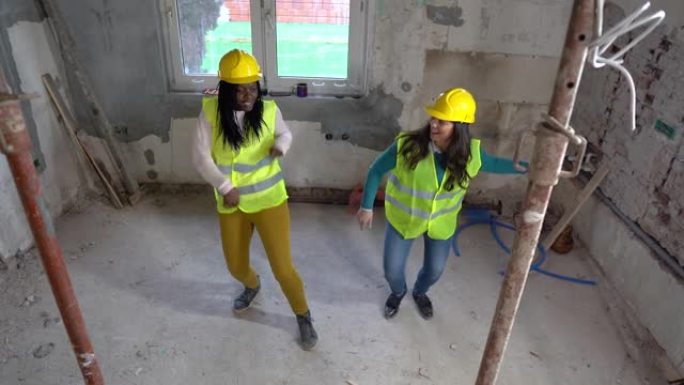 女性建筑工人在建筑物内的建筑工地跳舞