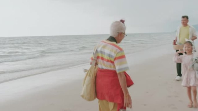 生态旅游，泰国资深朋友和生态旅游家庭在海上的野餐时间-股票视频