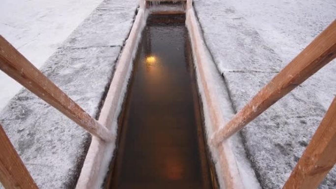 洗礼池是为了在东正教主显节上沐浴而配备的。有人在湖里组织游泳。霜,冷