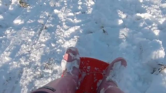 视点镜头-一个女孩在新鲜的雪中滑下雪山