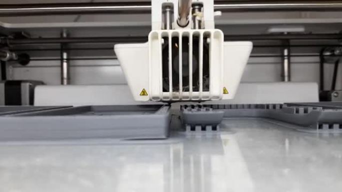 3D打印机工作。3D打印机，在增材制造技术中使用塑料丝进行打印。4K