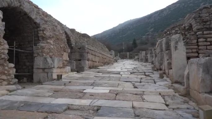 塞尔丘克，以弗所，土耳其-2021年1月: 塞尔丘克附近的古希腊城市以弗所遗址景观。古城的废墟。