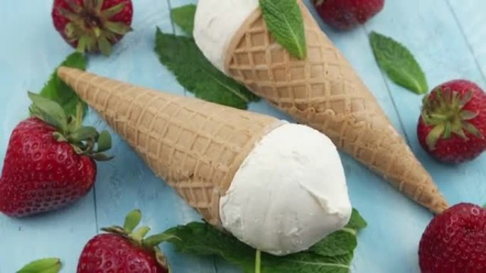 蓝色木板上的冰淇淋和新鲜草莓，