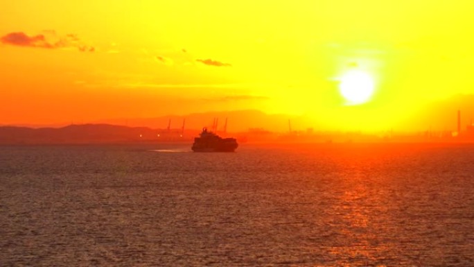 货运集装箱船航行。日落时的东京湾景色。
