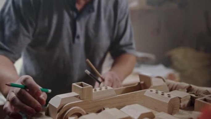 一位资深木匠以汽车的形式试制他的木制产品中的铅笔，作为钢笔和铅笔的组织者。车库里很棒的商业想法