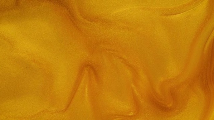 金色液体大理石丙烯酸涂料抽象背景4k镜头。明亮闪亮的金色闪光流动流体艺术波浪纹理背景，特写