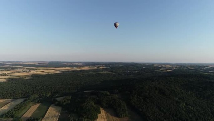 鸟瞰图彩色的热气球在天空中飞行在美丽的欧洲风景山谷。概念:冒险，求婚和订婚的想法，情侣的浪漫时间