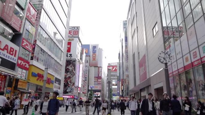 在日本东京秋叶原电器城，行人拥挤购物。