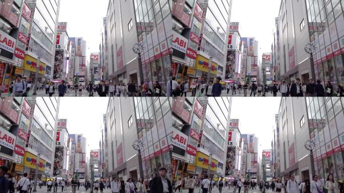 在日本东京秋叶原电器城，行人拥挤购物。
