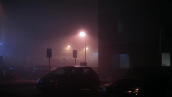 地球雾上的大气现象水分。夜晚的城市景观。