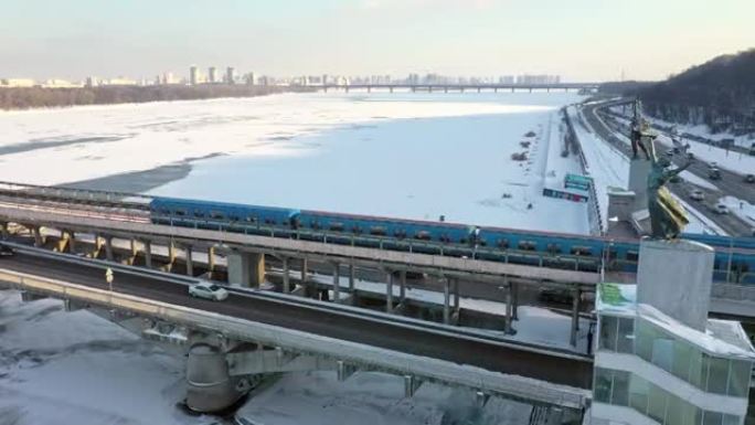 基辅地铁大桥与苏联用具。冬季全景。