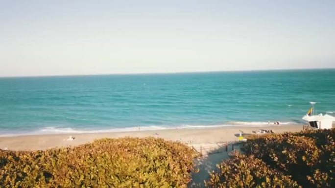 佛罗里达州朱庇特海滩上蓝绿色海水的空中无人机视图