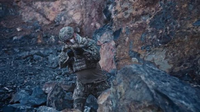 特种部队海豹突击队在巨石间的峡谷中表演。