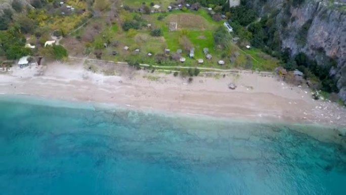 空中缩小隐蔽的海滩水晶清澈的蓝色爱琴海蝴蝶谷费蒂耶穆拉土耳其 (无人机-4K)