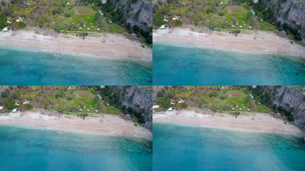 空中缩小隐蔽的海滩水晶清澈的蓝色爱琴海蝴蝶谷费蒂耶穆拉土耳其 (无人机-4K)