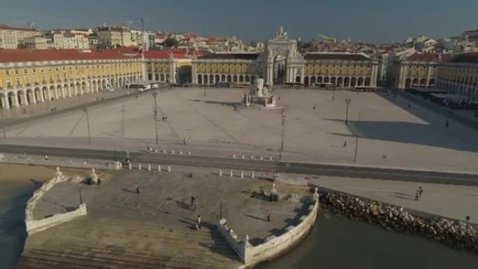阳光明媚的一天，里斯本著名的凯旋门广场空中全景4k葡萄牙