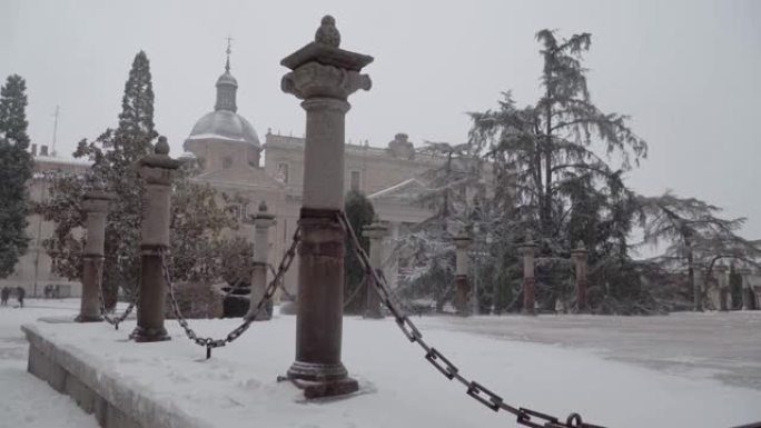 西班牙萨拉曼卡的雪。城市景观。