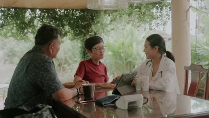 老年夫妇和泰国医生咨询家庭健康-股票视频