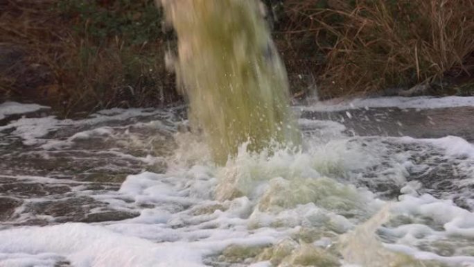 浑浊的污水污染水从下水道排出