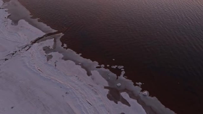 部分冰冻海和小河三角洲的鸟瞰图