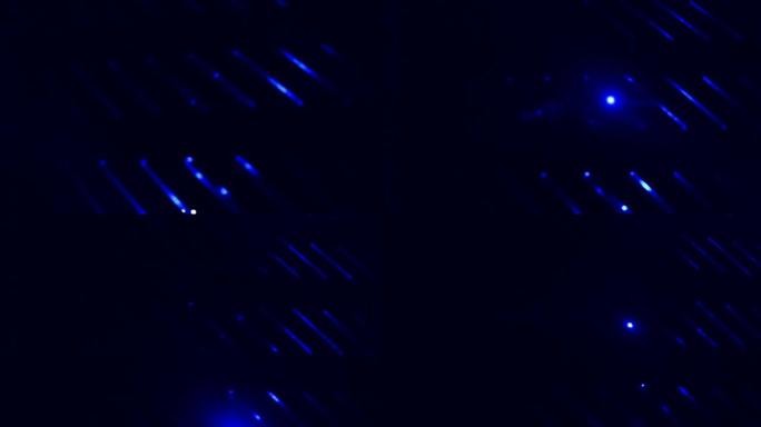 黑暗中的服务器室。蓝光透过服务器机架的网格。