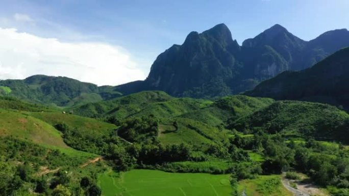 大自然中的老挝景观，其森林和绿色的山脉位于农基，在季风下，在阳光明媚的日子里，由无人机驶向亚洲老挝琅