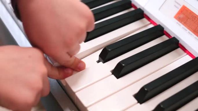 钢琴发展耳朵在儿童音乐中，手指按住一个音符。