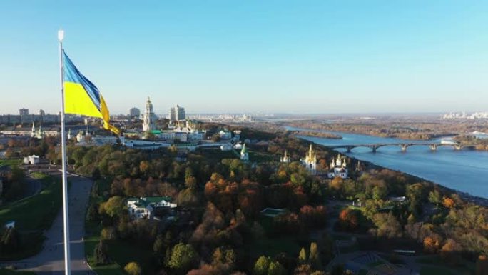 基辅Pechersk Lavra在秋天的全景。城市和第聂伯河的总体景观