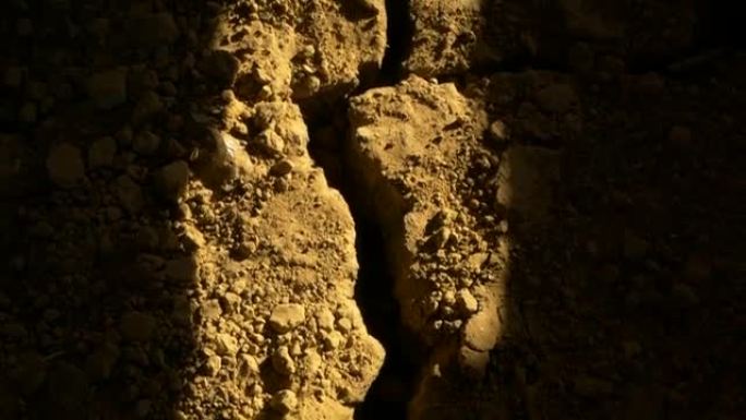 阳光中的干燥土地裂缝