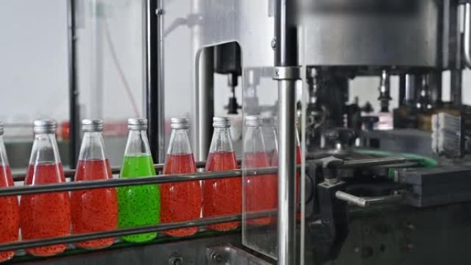 饮料加工厂生产线上的瓶装果汁清点和自动机