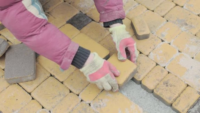 用黄色铺路石建造人行道。