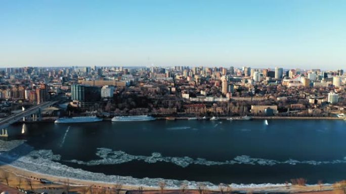 无人机在唐河上的全景飞行，可以看到顿河畔罗斯托夫市右岸有许多建筑，俄罗斯大城市在冬季鸟瞰图