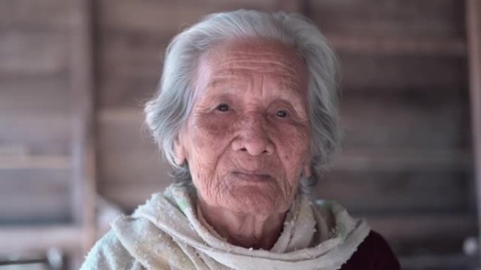 亚洲高级女性肖像，灰色短发老年女性的头和肩膀视图，老年女性概念