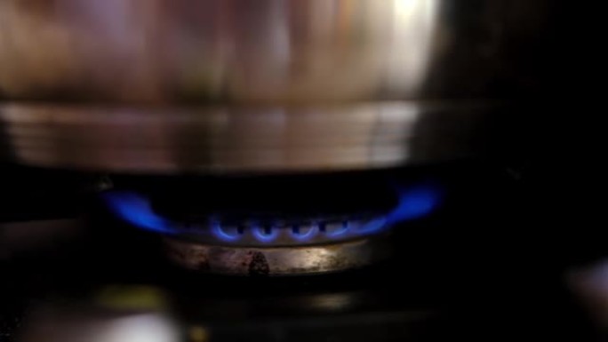 燃气灶在锅下着火。